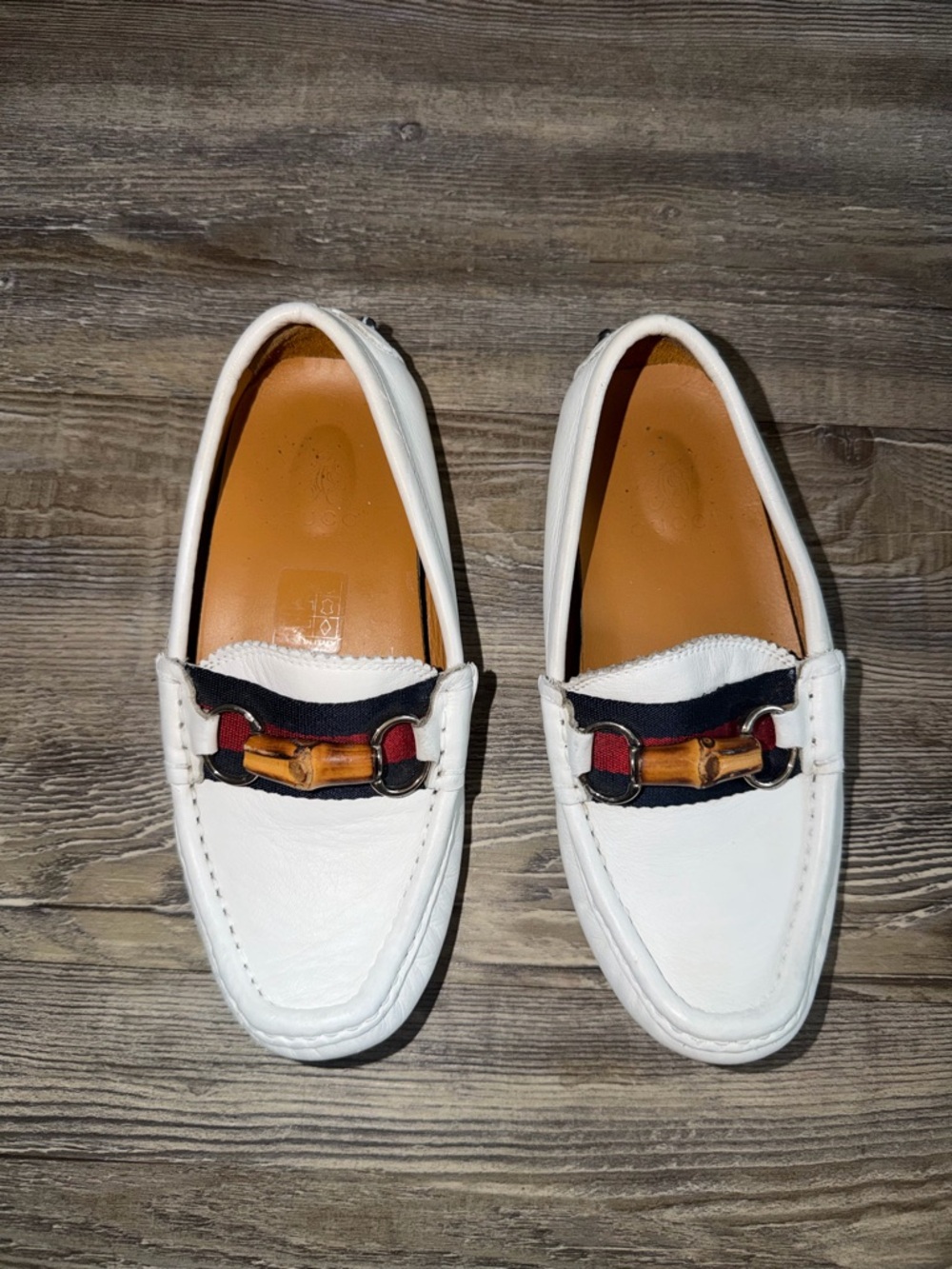 White Leather Gucci Kids Slip-On Loafers with Navy & Red Accent - Picture 3 of 9
